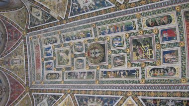 İtalya 'da bir kilisenin tavanı..