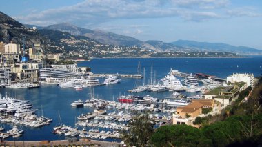 Güneşli bir günde Monako şehri.