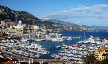 Güneşli bir günde Monako şehri.