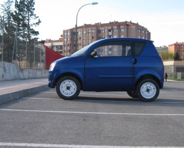 Mavi araba bir otoparka park edilmiş.