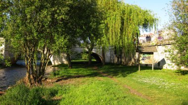 Baharda bir nehrin kıyısında.