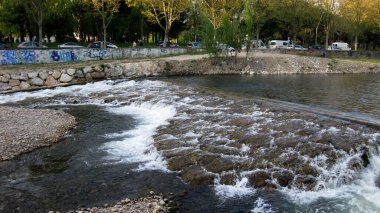 Baharda bir nehrin kıyısında.