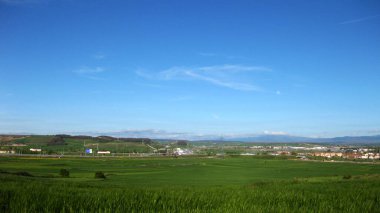 Baharda manzara ve ekilmiş tarlalar.