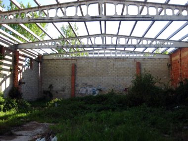 Harabelerde terk edilmiş eski fabrika..