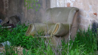 Terk edilmiş ve kırık bir kanepede..