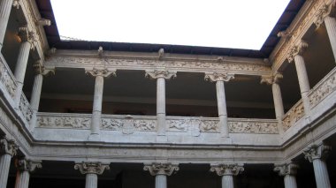 Bir sarayın içinde.