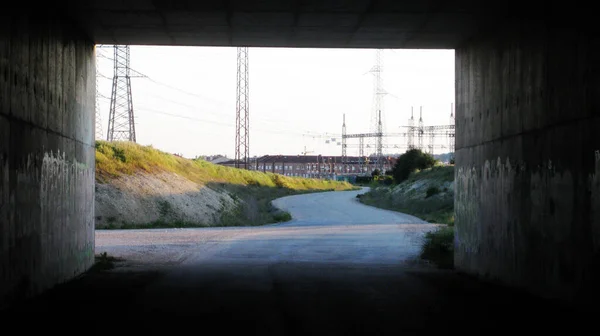 Unter Einer Straßen Und Feldbrücke — Stockfoto