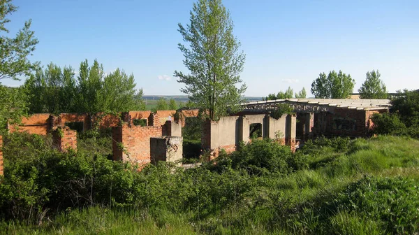 废弃的旧工厂成了废墟 — 图库照片