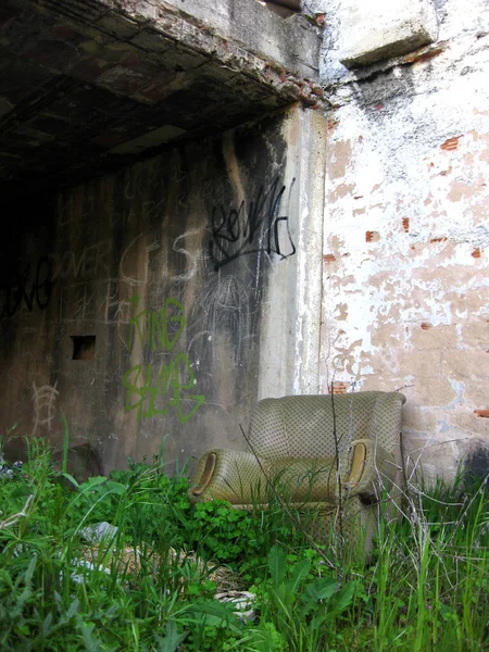 Verlaten Kapotte Bank Een Tuin — Stockfoto