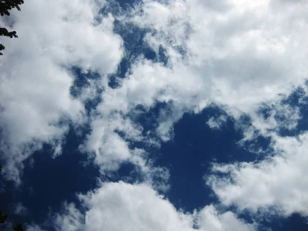 雲の背景を持つ晴れ空 — ストック写真