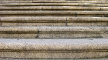 Taş merdivenler bir anıtın tepesinde..