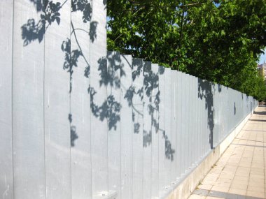 Kaldırım boyunca metal çitler.