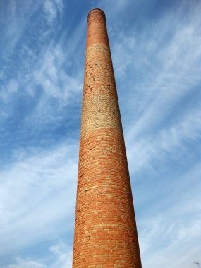 Bir fabrikanın tuğla bacası..