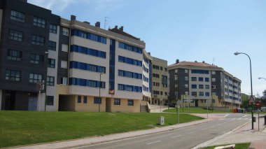 Burgos, İspanya 'da modern binalı sokaklar.