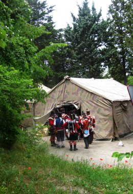 Beyaz ve askeri çadırlar.