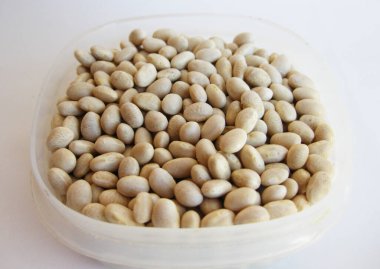 Beyaz arkaplandaki fasulyeler