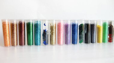 Beyaz arkaplanda parlayan kap.