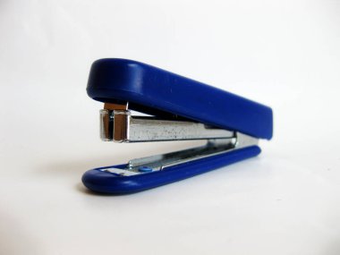 Beyaz arkaplanda mavi zımba.