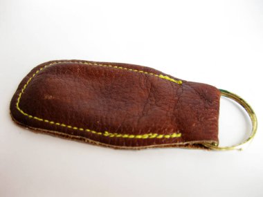 Beyaz arkaplanda deri anahtarlık.