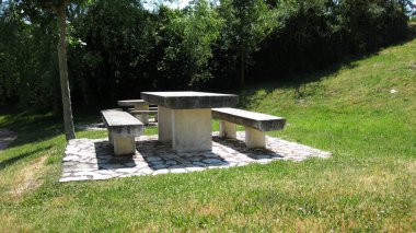 Beyaz taş masa ve banklar.