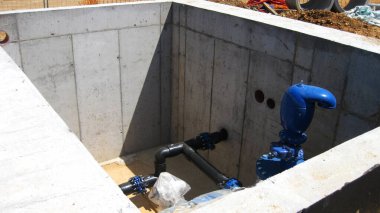 Delikteki mavi borular.