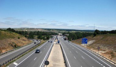 Yaz gününde çift yönlü otoyol.