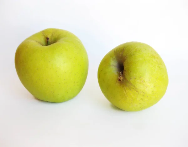 Twee Groene Appels Witte Achtergrond — Stockfoto