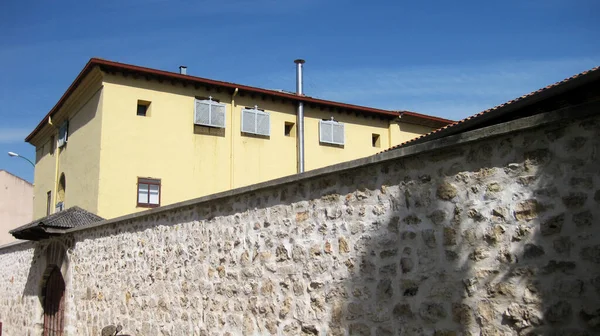 黄色の壁を持つ古い修道院 — ストック写真