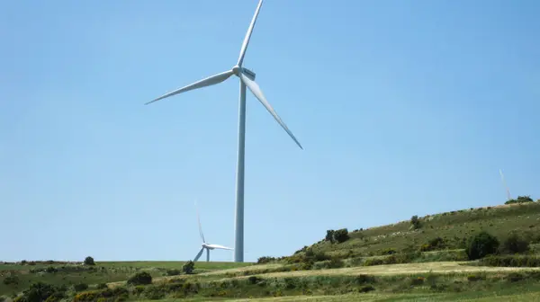 Windmolens Een Groen Landschap — Stockfoto