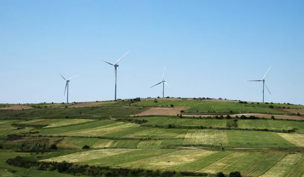 Yel Değirmenli Yeşil Arazi — Stok fotoğraf