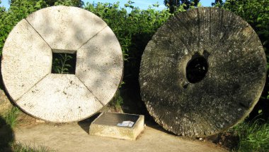 Buğday öğütmek için değirmen çarkı.