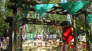 Tarlada barbekü ve piknik.