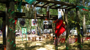 Tarlada barbekü ve piknik.