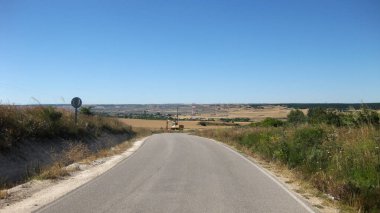 Yolları olan tarlalar.