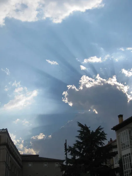 Céu Nublado Com Raios Sol — Fotografia de Stock