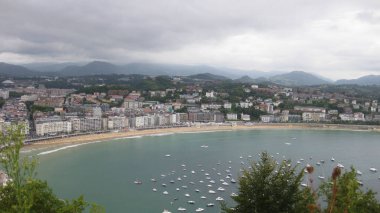 San Sebastian, İspanya 'nın kıyı manzarası.