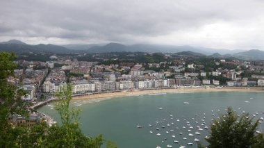 San Sebastian, İspanya 'nın kıyı manzarası.