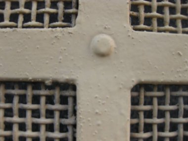 Pencerenin metal ızgarası.