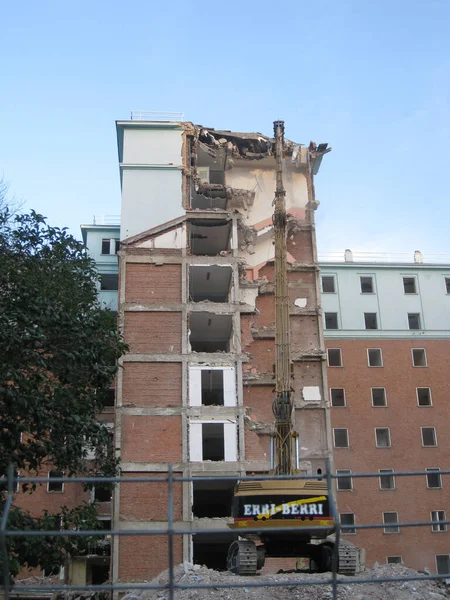 Edificio Viejo Siendo Demolido —  Fotos de Stock