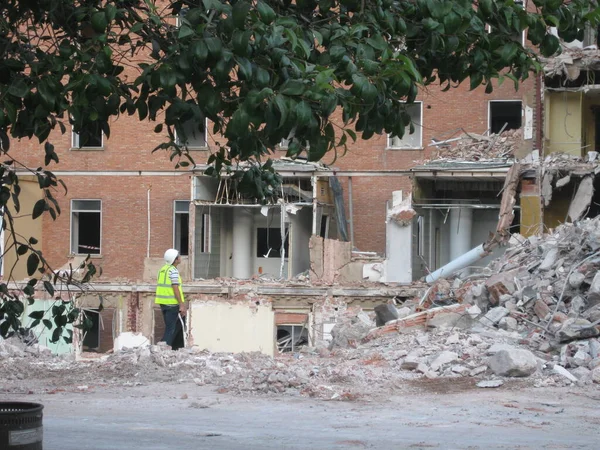 Edificio Viejo Siendo Demolido —  Fotos de Stock