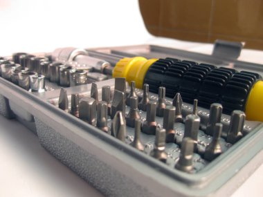 Beyaz arkaplanda tornavida adaptörleri.