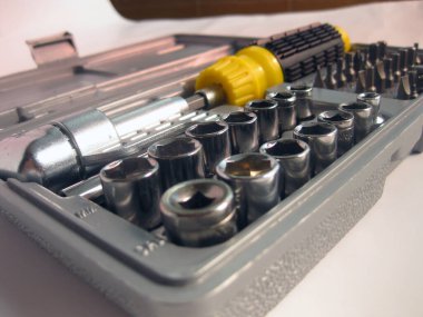 Beyaz arkaplanda tornavida adaptörleri.