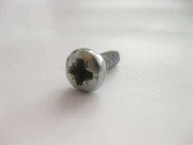 Beyaz arkaplanda vidalar.