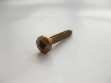 Beyaz arkaplanda vidalar.