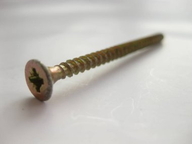 Beyaz arkaplanda vidalar.