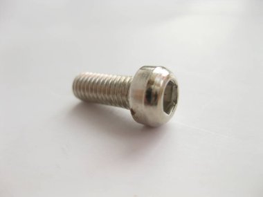 Beyaz arkaplanda vidalar.