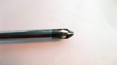 Beyaz arkaplanda tornavida