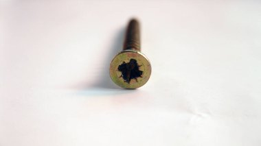 Beyaz arkaplanda vidalar.