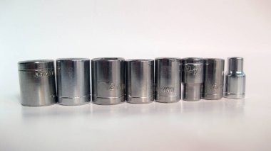 Beyaz arkaplanda tornavida adaptörleri.