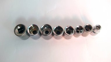 Beyaz arkaplanda tornavida adaptörleri.